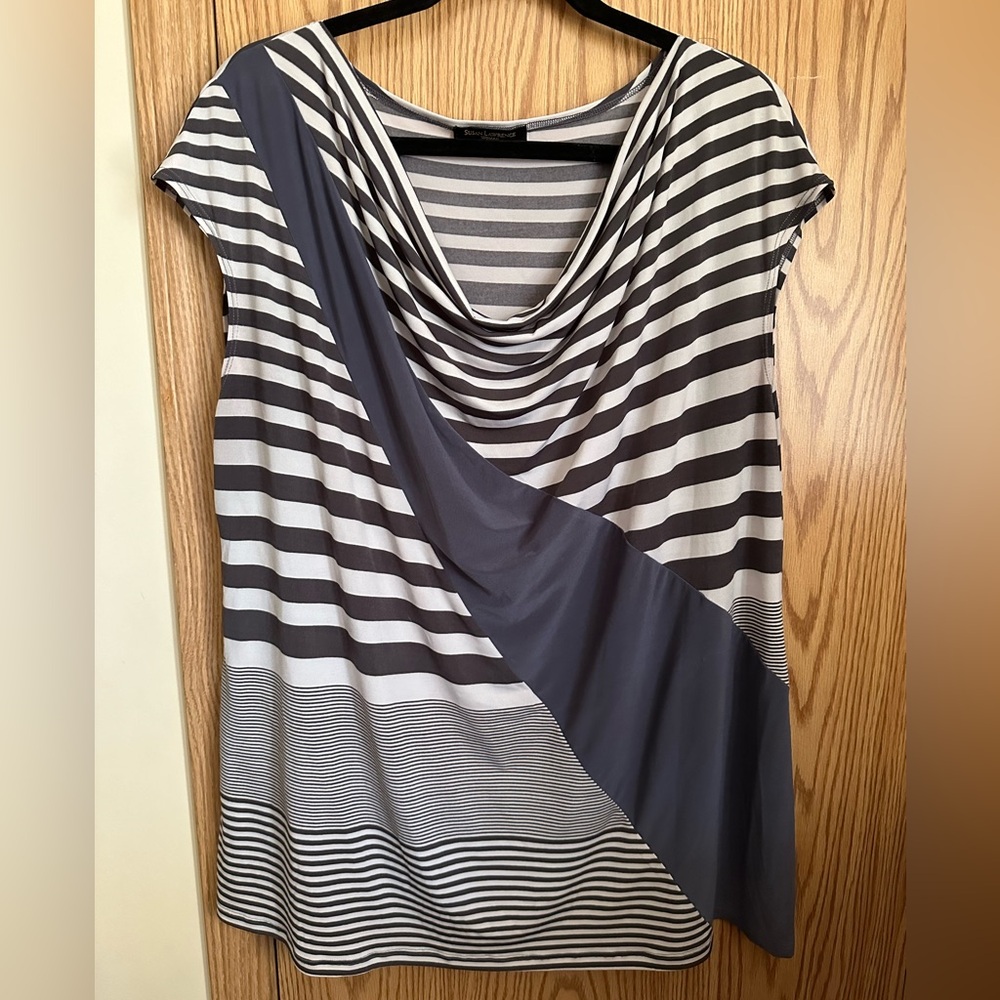 🍉Susan Lawrence Woman blouse 1X EUC plus size white dark grey draped neck